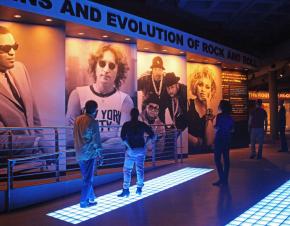 قاعة ومتحف مشاهير الروك أند رول في كليفلاند تعرض أعمال هؤلاء الموسيقيين المشاهير ابتداءً من راي تشارلز وجون لينون مرورًا بفرقة ران دي إم سي وصولاً إلى مادونا (Courtesy photo)