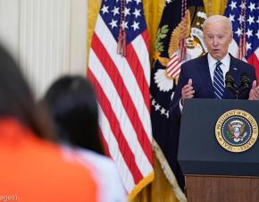 الرئيس بايدن يجيب على أسئلة المراسلين الصحفيين في البيت الأبيض خلال أول إحاطة إخبارية رئاسية. (© Evan Vucci/AP Images)