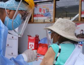توزيع اللقاحات على البالغين في ليما ببيرو بدأ في نهاية آذار/مارس 2021.