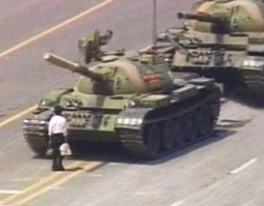صورة من أحداث ميدان تيانانمن في بكين بجمهورية الصين الشعبية عام 1989
