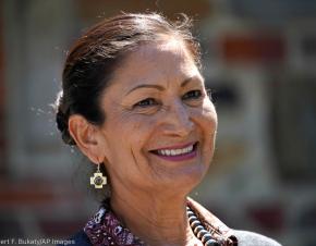 قالت وزيرة الشؤون الداخلية دِيب هالاند في العام 2021، "إن تاريخ سكان أميركا الأصليين هو تاريخ أميركي." (© Robert F. Bukaty/AP Images)