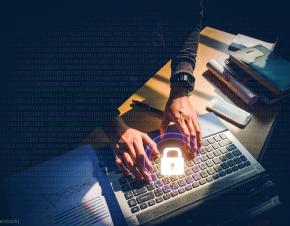 إحدى طرق الحفاظ على أمان الكمبيوتر والبيانات تتمثل في تنزيل التطبيقات الإلكترونية من مصادر موثوقة، مثل متاجر التطبيقات الرسمية. (© Shutterstock)