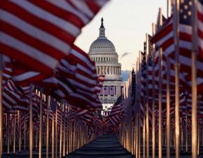 "حقل الأعلام" في ناشونال مول أمام مبنى الكابيتول الأمريكي قبل مراسم تنصيب بايدن في واشنطن ، نقلا عن رويترز