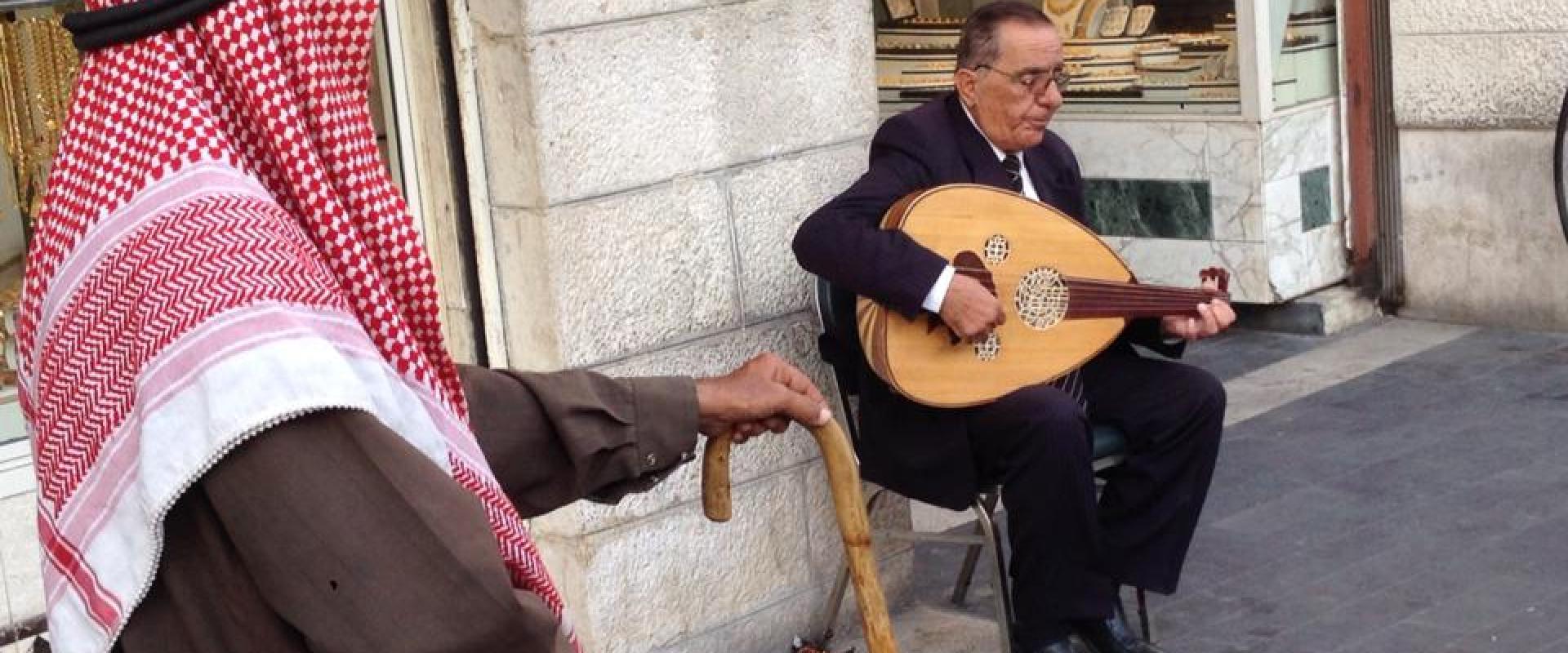 من مشاهد الحياة في وسط مدينة عمان