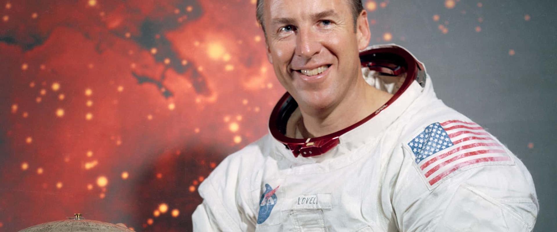 Jim Lovell- مصدر  الصورة the Milwaukee independent Jim Lovell- مصدر  الصورة the Milwaukee independent