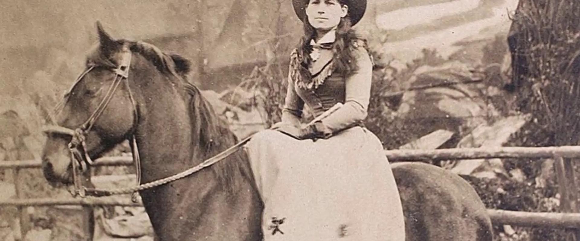 آني أوكلي ، مصدر الصورة YouTube آني أوكلي ، مصدر الصورة YouTube