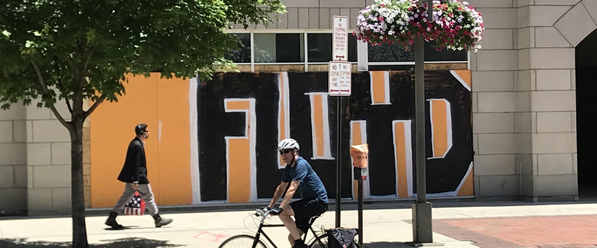 جرافيتي جورج فلويد وسط  مدينة كولومبوس في أوهايو 
