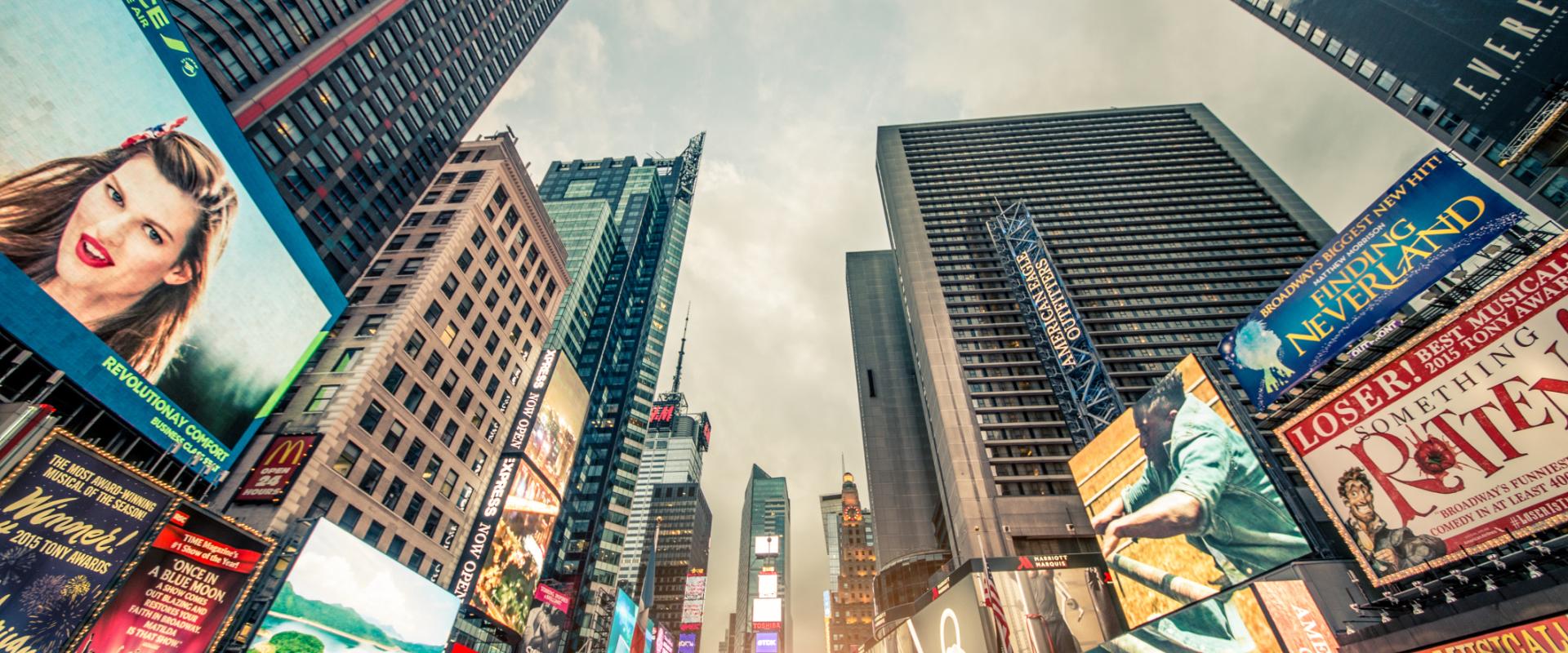 ساحة تايمز سكوير، بأضوائها الساطعة، ولوحاتها الإعلانية الضخمة، تجسد الطاقة النابضة بالحياة لمدينة نيويورك (Thinkstock)