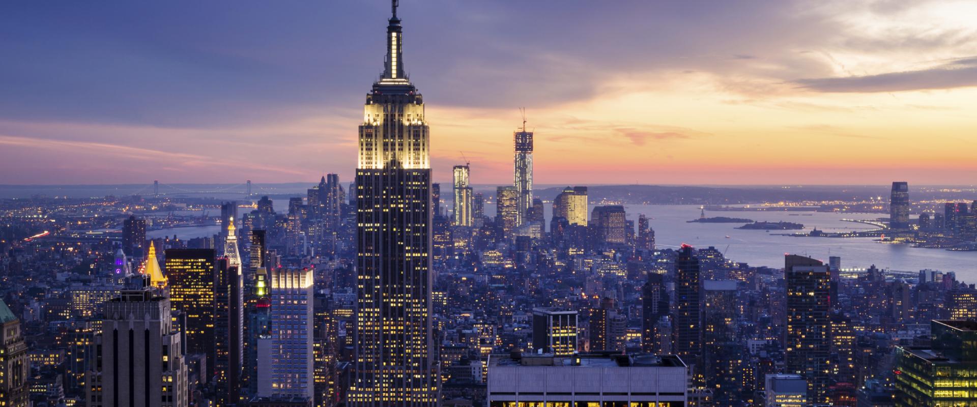 أفق مدينة نيويورك عند الغسق، ويظهر مبنى إمباير ستيت في المقدمة (Thinkstock)