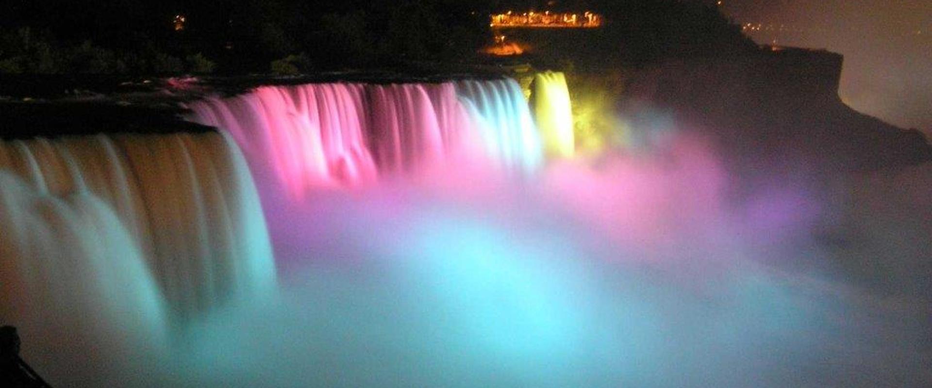 شلالات نياغرا، مضاءة في الليل بأضواء ملونة (sabotrax/Creative Commons)
