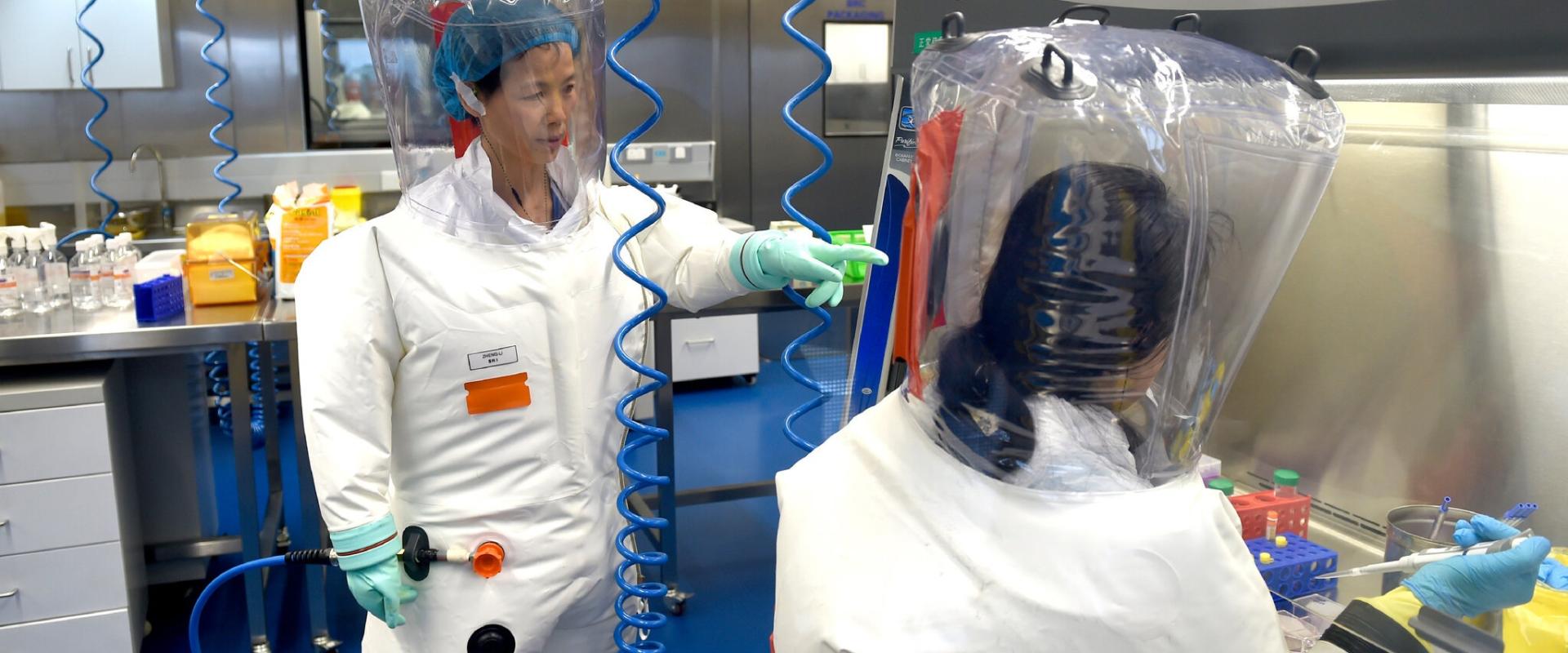 شي جينجلي داخل مختبر في معهد ووهان لعلم الفيروسات في عام 2017 ، الصورة لـ Chinatopix ، عبر Associated Press