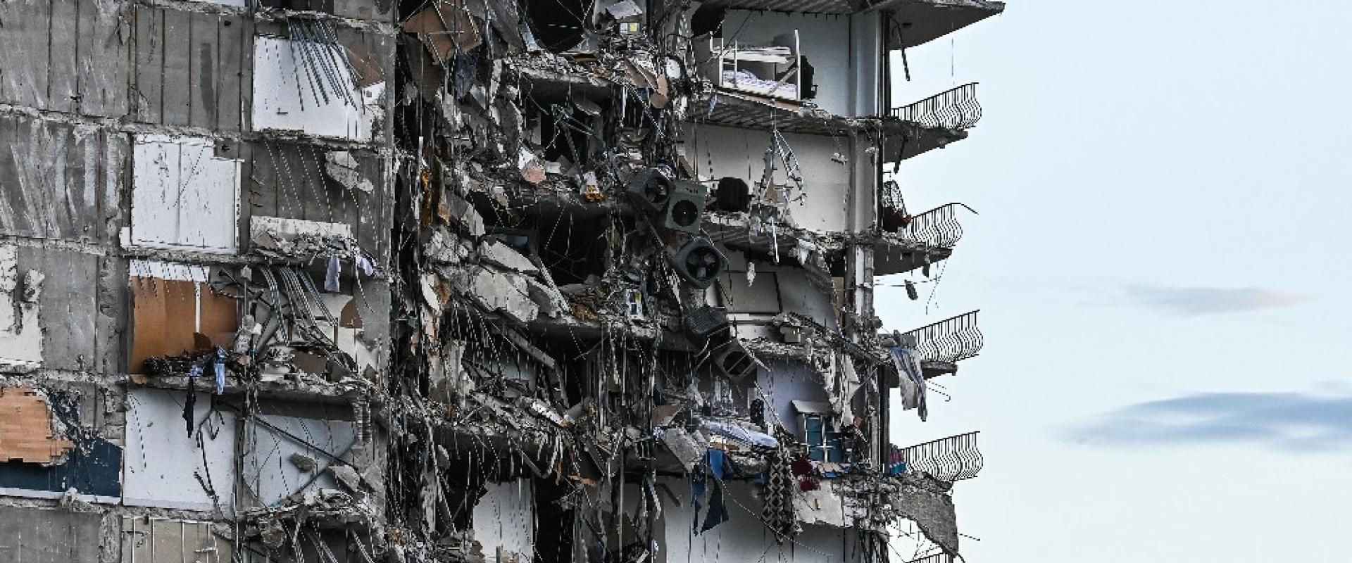 انهيار مبنى ، الصور نقلا عن AFP