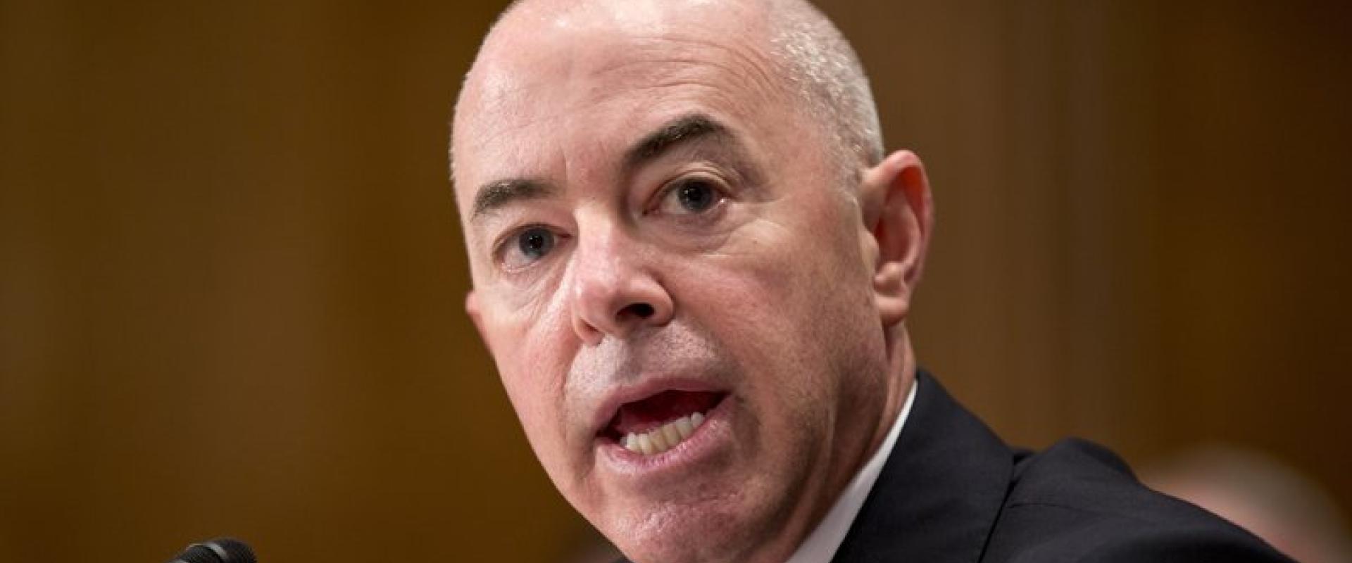 وزير الأمن الداخلي في أمريكا ، أليخاندرو مايوركاس ، الصورة نقلا عن اسوشيتد برس