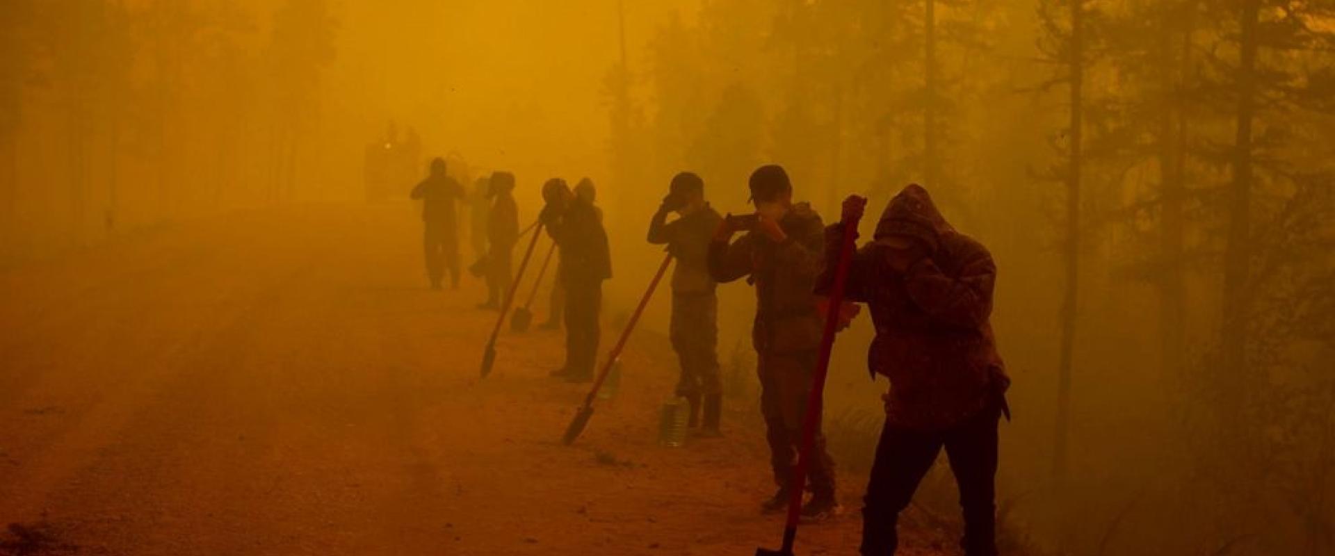 متطوعون يتوقفون أثناء العمل في موقع حريق غابة بالقرب من قرية كيويورلياخ في منطقة غورني أولوس غرب ياكوتسك في روسيا ، 7 أغسطس ، 2021. الصورة نقلا اسوشيتد برس