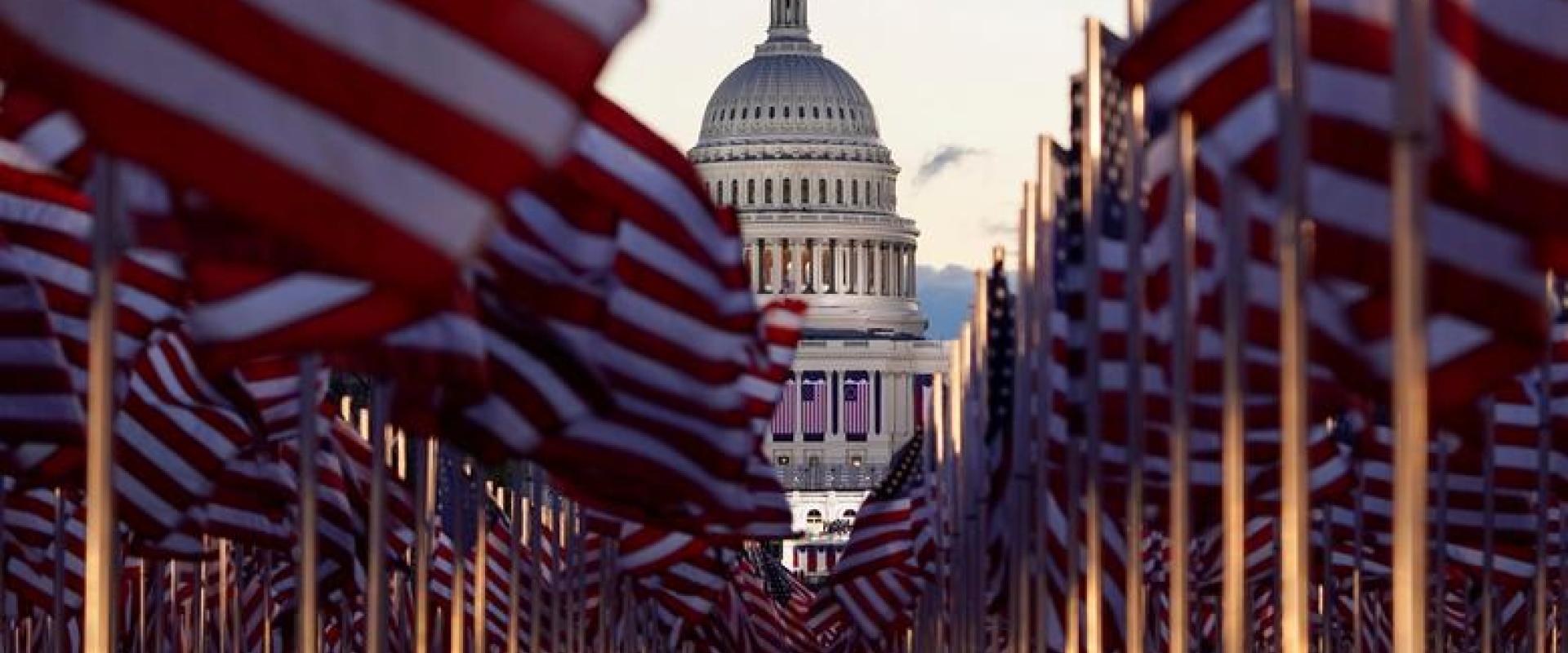 &quot;حقل الأعلام&quot; في ناشونال مول أمام مبنى الكابيتول الأمريكي قبل مراسم تنصيب بايدن في واشنطن ، نقلا عن رويترز