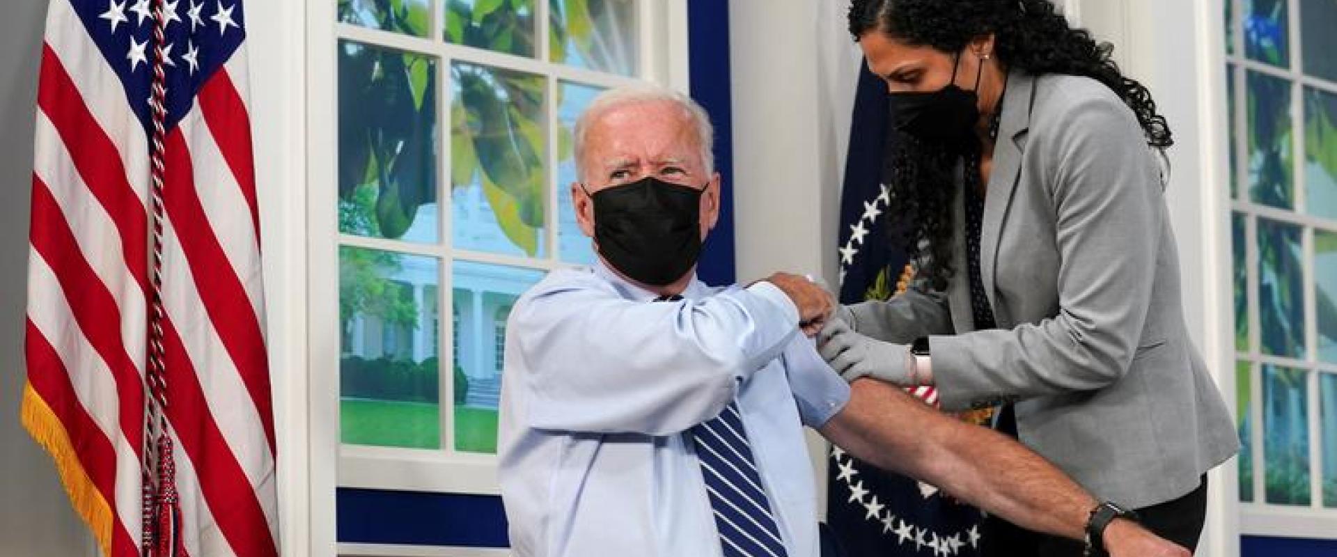 بايدن يأثناء تلقيه الجرعة المعززة ضد كورونا في البيت الأبيض ، نقلا عن رويترز