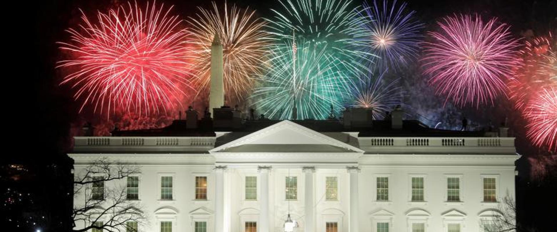 ألعاب نارية فوق البيت الأبيض بعد تنصيب جو بايدن رئيسا للولايات المتحدة في واشنطن ، نقلا عن رويترز