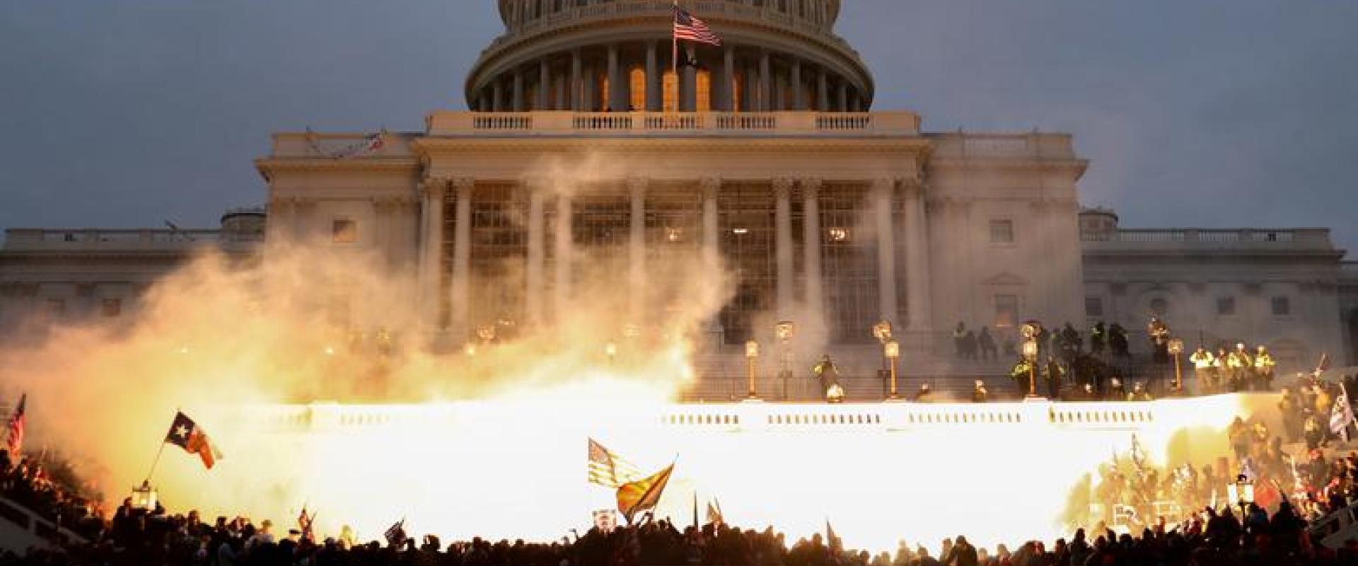 انفجار ذخيرة أثناء قيام مؤيدي ترامب بأعمال شغب أمام مبنى الكابيتول ، الصورة نقلا عن رويترز