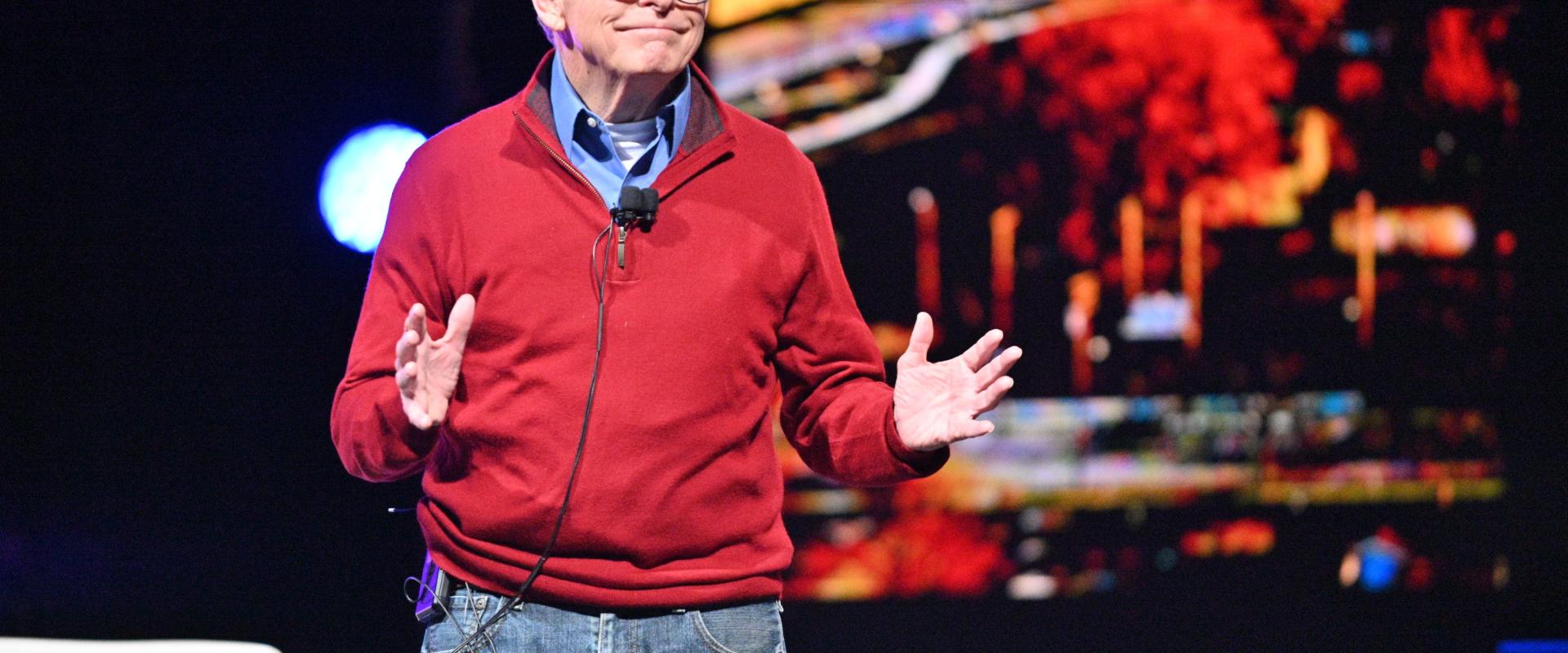 حاكم أوهايو مايك دواين يلقي كلمة أثناء الاختفال بالإعلان عن استمثار إنتل