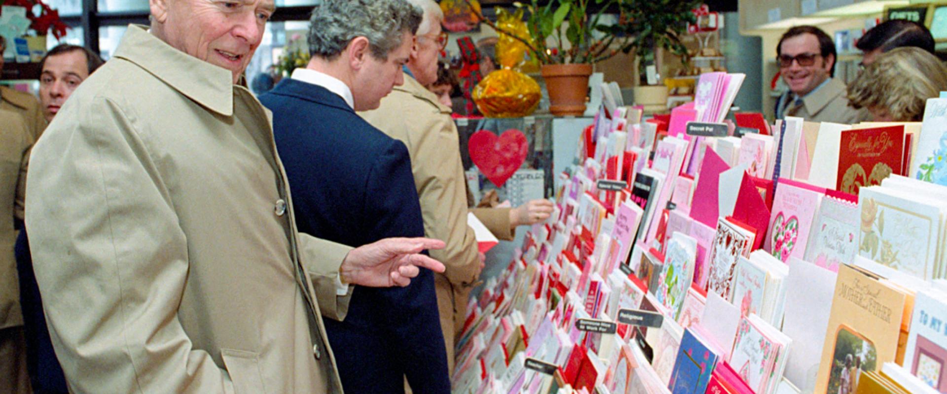 رونالد ريغان يختار بطاقة عيد الحب لزوجته في متجر بواشنطن العاصمة في 14 شباط/فبراير 1983. (Ronald Reagan Presidential Library/National Archives and Records Administration)