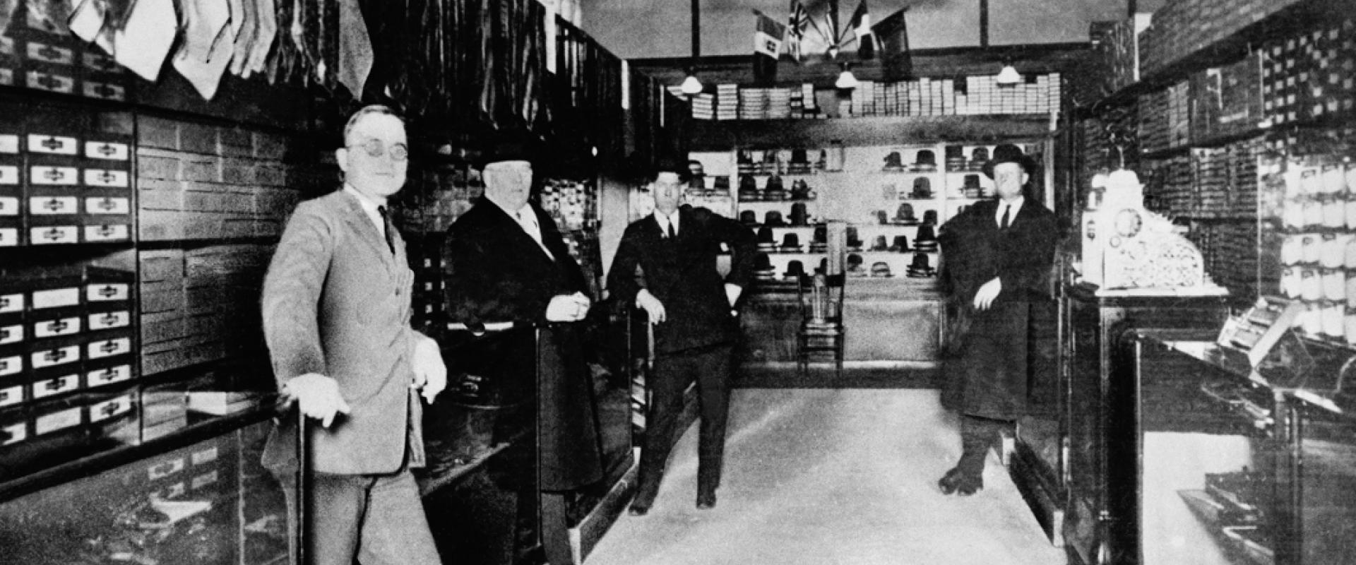 هاري ترومان، إلى اليسار، واقف في متجره للخردوات في مدينة كانساس مع ثلاثة من أصدقائه، حوالى العام 1920. (© AP Images) 