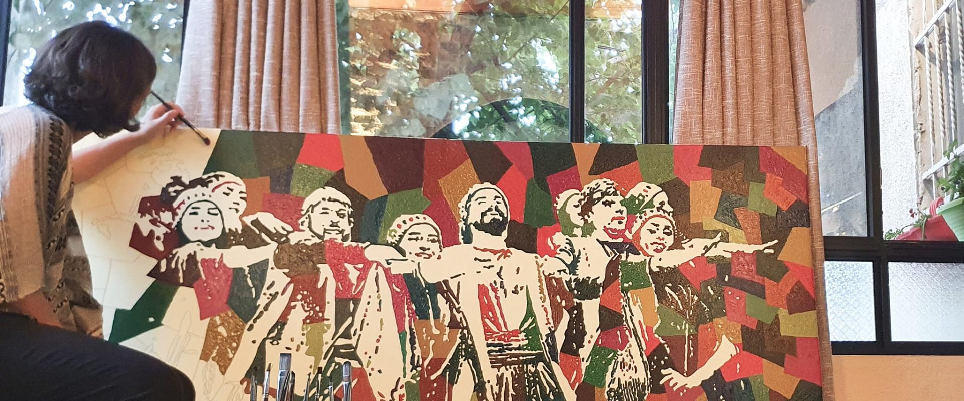 نمير قاسم أثناء الاهتمام بتفاصيل إحدى لوحاتها الفنية