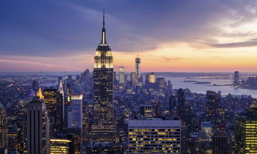أفق مدينة نيويورك عند الغسق، ويظهر مبنى إمباير ستيت في المقدمة (Thinkstock)