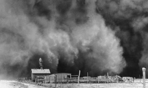 خلال السنوات التي عُرفت باسم وعاء الغبار في الولايات المتحدة، تلقن العلماء الأميركيون دروسًا ما زالت مفيدة في تحسين الممارسات الزراعية حتى الآن. هذه صورة التقطت في العام 1935 لعاصفة ترابية وهي تضرب مزرعة في أوكلاهوما. (© AP Images)