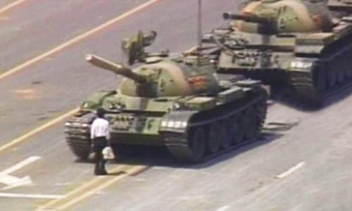 صورة من أحداث ميدان تيانانمن في بكين بجمهورية الصين الشعبية عام 1989