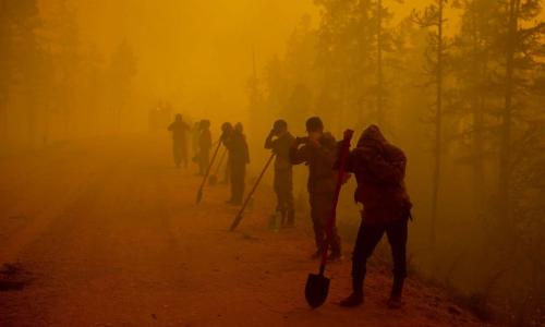 متطوعون يتوقفون أثناء العمل في موقع حريق غابة بالقرب من قرية كيويورلياخ في منطقة غورني أولوس غرب ياكوتسك في روسيا ، 7 أغسطس ، 2021. الصورة نقلا اسوشيتد برس 