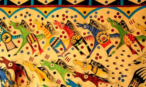 هذه اللوحة من جلد الغزلان لخيول منمنمة رسمها فنان من سكان لاكوتا (سيوكس) من ساوث داكوتا. (© Danita Delimont/Alamy) الصورة نقلا عن شير أمريكا 