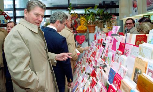 رونالد ريغان يختار بطاقة عيد الحب لزوجته في متجر بواشنطن العاصمة في 14 شباط/فبراير 1983. (Ronald Reagan Presidential Library/National Archives and Records Administration)