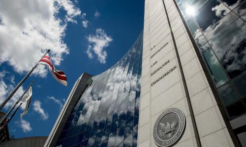 تضع هيئة الأوراق المالية والبورصات الأميركية معلومات عن الشركات المتداولة علنًا في قاعدة بيانات سهلة الاستخدام. (© Andrew Harnik/AP Images) تضع هيئة الأوراق المالية والبورصات الأميركية معلومات عن الشركات المتداولة علنًا في قاعدة بيانات سهلة الاستخدام. (© Andrew Harnik/AP Images)