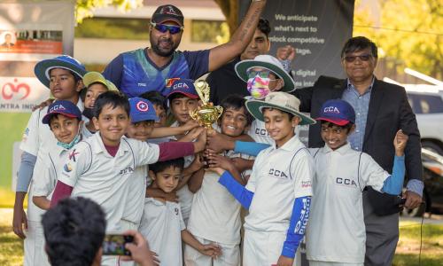 فريق من الفتيان يحتفل في حفل توزيع جوائز مهرجان كاليفورنيا للكريكيت في حزيران/يونيو. (Courtesy of California Cricket Academy) نقلا عن شير أمريكا 