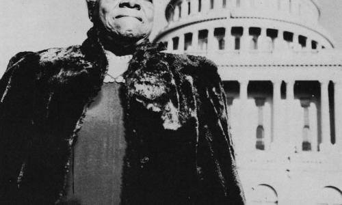 المعلمة والناشطة الأميركية ماري ماكلاود بثون عند مبنى الكابيتول الأميركي، حوالى العام 1950. (© Hutton Archive/Getty Images) - نقلا عن شير أمريكا