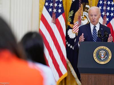 الرئيس بايدن يجيب على أسئلة المراسلين الصحفيين في البيت الأبيض خلال أول إحاطة إخبارية رئاسية. (© Evan Vucci/AP Images)