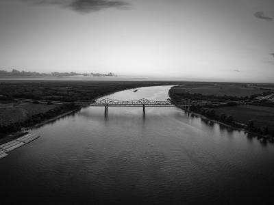 نهر أوهايو  photo by Cameron Cox on unsplash