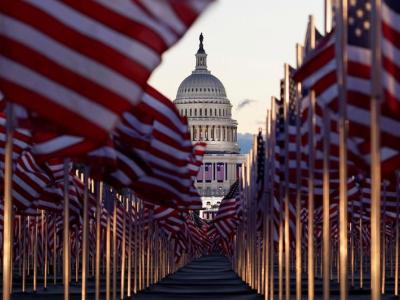 "حقل الأعلام" في ناشونال مول أمام مبنى الكابيتول الأمريكي قبل مراسم تنصيب بايدن في واشنطن ، نقلا عن رويترز