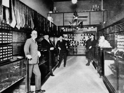 هاري ترومان، إلى اليسار، واقف في متجره للخردوات في مدينة كانساس مع ثلاثة من أصدقائه، حوالى العام 1920. (© AP Images) 