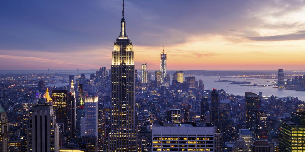 أفق مدينة نيويورك عند الغسق، ويظهر مبنى إمباير ستيت في المقدمة (Thinkstock)