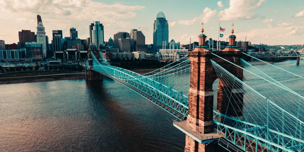 Cityscape of Cincinnati's Roebling bridge ، معلومات عن أوهايو ، صورة لـ Matt Koffel نقلا عن unsplash Cityscape of Cincinnati's Roebling bridge ، معلومات عن أوهايو ، صورة لـ Matt Koffel نقلا عن unsplash