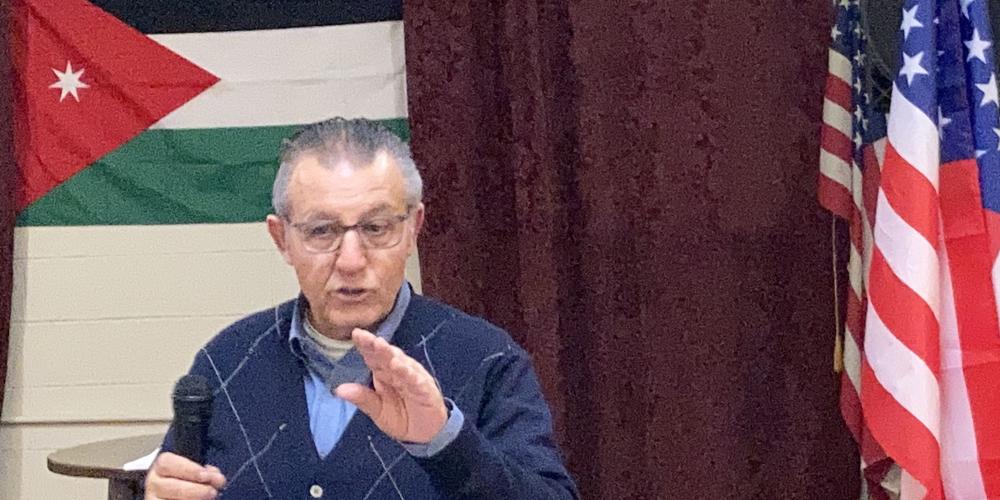 المحامي راتب الخصاونة أثناء اجتماع الهيئة العامة للجمعية الاردنية الامريكية في وسط أوهايو المحامي راتب الخصاونة أثناء اجتماع الهيئة العامة للجمعية الاردنية الامريكية في وسط أوهايو